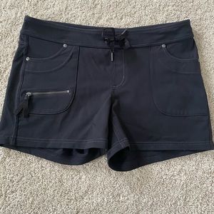 Athleta Metro Slouch Shorts Size L Black.